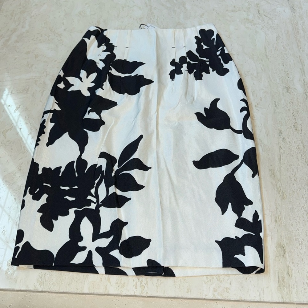 Beautiful NWT Ellie Tahari pencil skirt